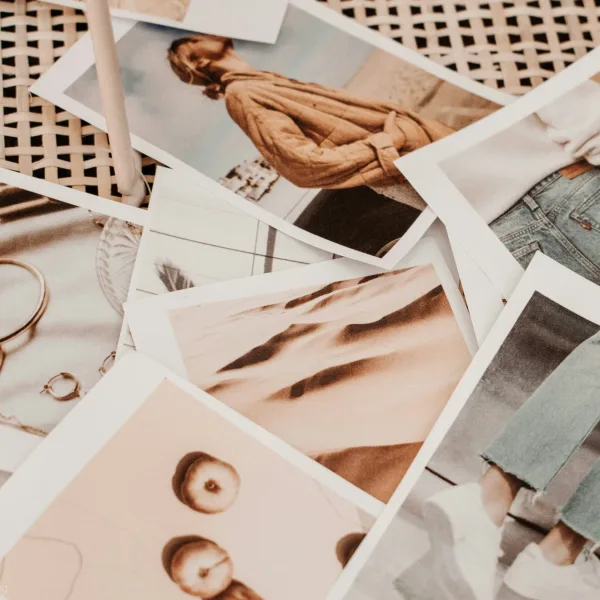 Raccolta di fotografie su un tavolo